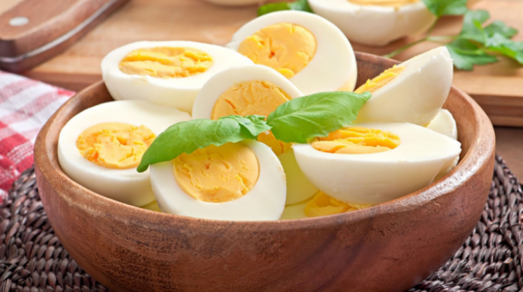 <p><strong>Yumurta</strong></p>
<p>Yumurta tam bir protein deposu olsa da, ölçüsü kilo açısından çok önemlidir. Haftada 3 gün tüketebilirsiniz fakat 2 yumurta ile omlet yapıyorsanız sadece 1 tanesinin sarısını kullanmanız gerekiyor. Sahanda yapıyorsanız da az yağ kullanmaya dikkat etmelisiniz.</p>