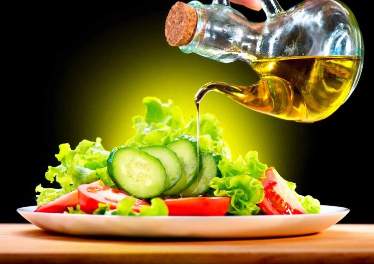 <p><strong>Zeytinyağı</strong></p>

<p>Parmağınızın ucuna birkaç damla zeytinyağı dökün ve gözlerinize masaj uygulayın. Bir müddet gözleriniz kapalı olacak şekilde bekleyin. Hemen yıkamayın çünkü cildin zeytinyağını emmesine izin verin. Günde 2-3 kez yapın.</p>
