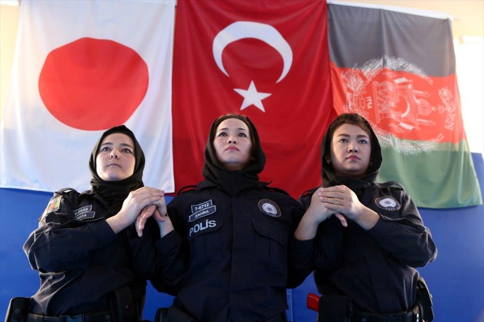 <p>Geçmiş yıllarda Libya ve Suriye polisine yönelik eğitim verdiklerini anımsatan Çolak, "5 bin 300 Suriye polisini eğittik. Şu anda Irak ve Somali'ye yönelik çalışmalarımız var, bu çerçevede bazı planlamalar yaptık. Temel polislikle ilgili Irak ve Somali polisine destek olacağız." açıklamasında bulundu.</p>
<p> </p>