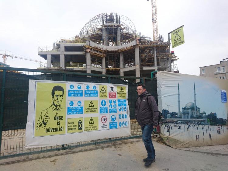 <p>1 yıl önce temeli atılan Taksim Camii'nin ana kubbe ve minarelerinin yapımına start verildi.</p>
