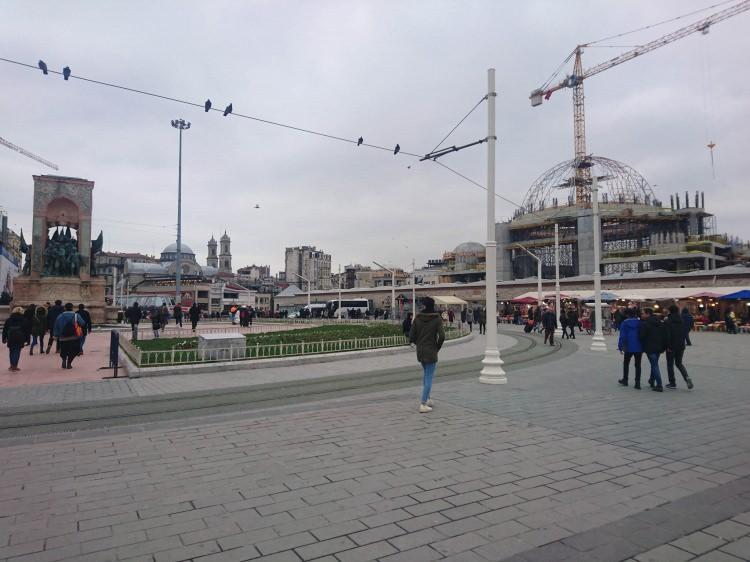 <p>Yaklaşık 1 yıl önce temeli atılan ve her geçen gün daha da yükselen Taksim Camii'nin ana kubbesinin demirlerini yerleştirmeler çalışmaları kameralar tarafından görüntülendi.</p>

<p> </p>
