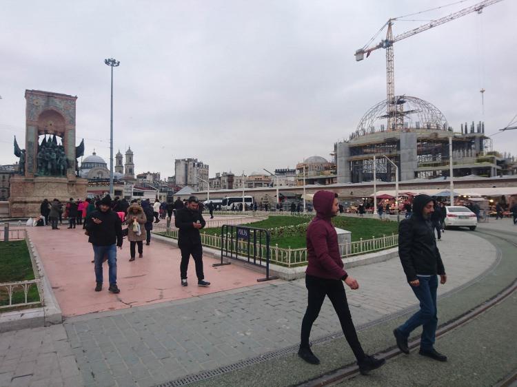 <p><strong>ANA KUBBE VE MİNARELERİN YAPIMINA BAŞLANDI</strong></p>

<p>Taksim Meydanı’ndaki Maksem’in arkasında bulunan araziye geçtiğimiz yıl 17 Şubat’ta temeli atılan caminin inşaatı devam ediyor.</p>
