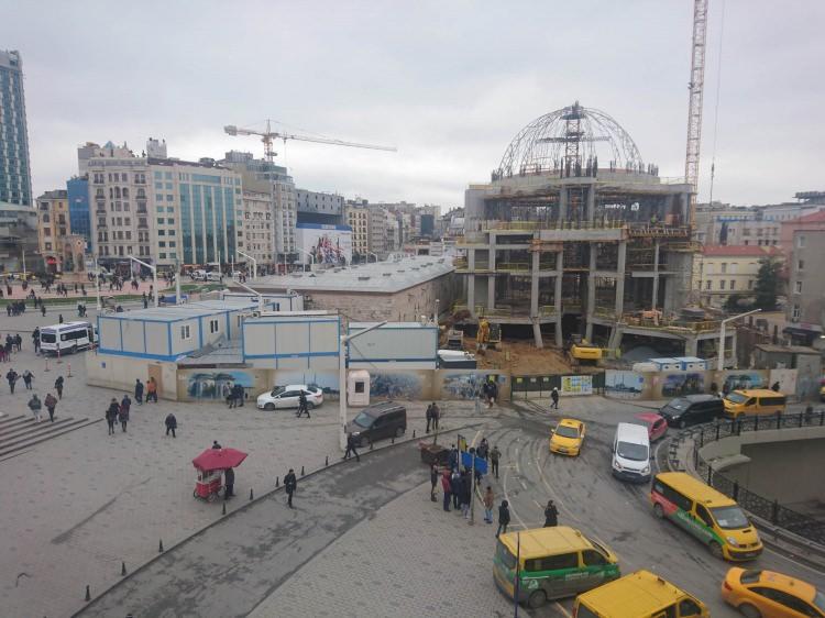 <p>Ana taşıyıcıları tamamlanan caminin iki küçük kubbesinin inşa edilmesinin yanı sıra ana kubbesi ve minarelerin de yapımına başlandı.</p>