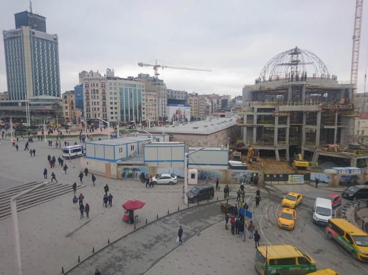 <p><strong>SİLÜET BELİRGİNLEŞTİ</strong></p>
<p>Vinç yardımıyla demirleri yerleştirilen ana kubbenin yapım çalışmaları kameralar tarafından görüntülendi.</p>