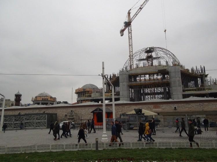 <p>Ana kubbe demirlerinin koyulması ve minarelerin yükselmeye başlaması sonucu caminin Taksim Meydanı’ndaki silüeti de belirginleşti.</p>
