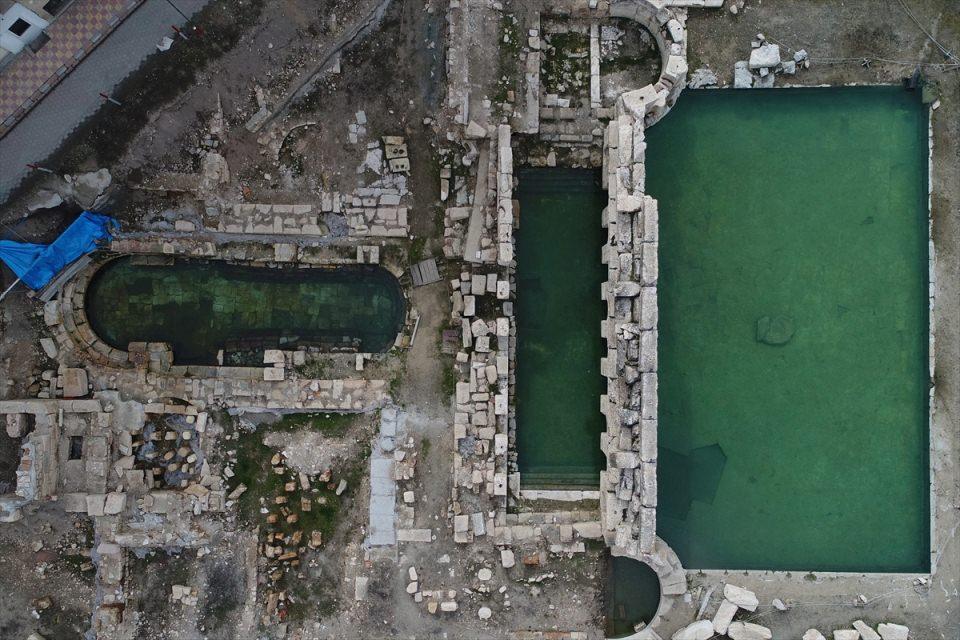 <p>Türkiye'de sadece Yozgat'ın Sarıkaya ilçesinde bu özellikte bir hamam bulunduğunu dile getiren Açıkel, "Roma hamamının önünde yarı olimpik ölçülere sahip havuzlar mevcut. Daha önce burası kapalıydı, üzerinde binalar vardı. Kamulaştırılıp yapılan kazılarda havuzlar ortaya çıktı. İlk yapıldığı tarihteki durumunu koruyor. İçinde yaklaşık 50-51 derece sıcak suyu var." dedi.</p>
