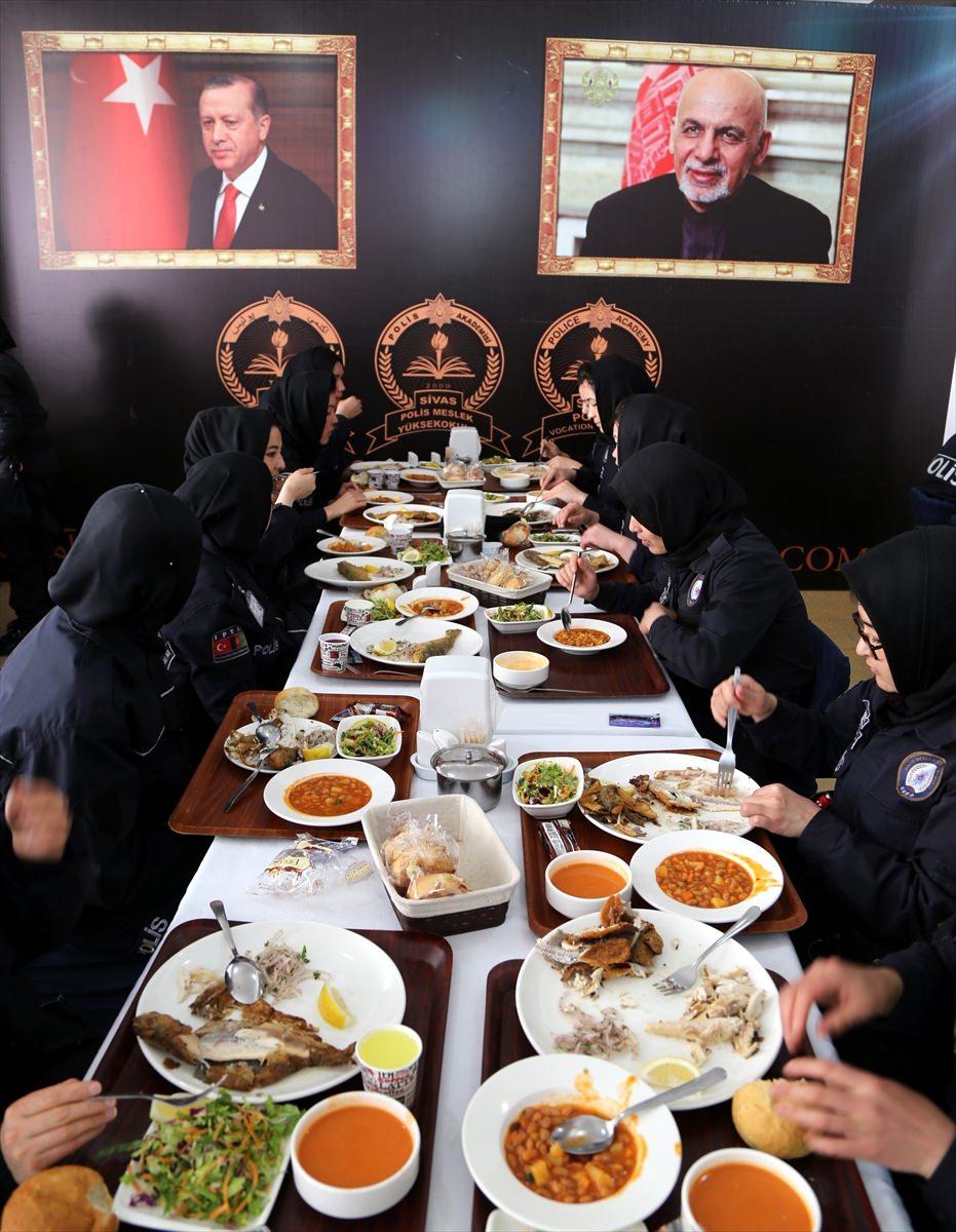<p>Civar ülkelerden bu anlamda polis temel eğitimiyle ilgili teklifler aldıklarını ve bunları değerlendirdiklerini vurgulayan Çolak, şöyle devam etti: </p>

<p> </p>
