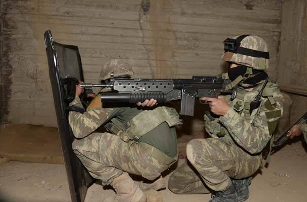 <p><strong>TÜNELLER HAVADAN DA İZLENİYOR</strong></p>
<p>PYD/PKK'lı teröristlerin Burseya Dağı'nı savunmak için oluşturduğu tünellerin 13 ayrı noktaya açıldığını belirleyen askerler, bir yandan sızma girişimlerini engellemek için tünellerin giriş noktalarını kapatırken, bir yandan da içerdeki hareketliliği gözlüyor.</p>