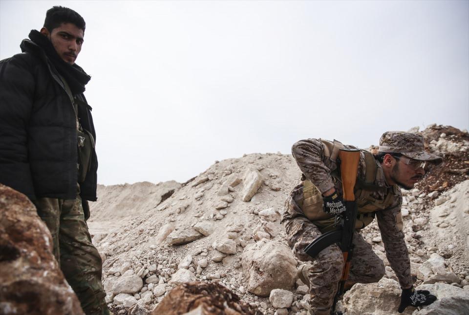<p>Türk Silahlı Kuvvetleri (TSK) ve Özgür Suriye Ordusu (ÖSO), Zeytin Dalı Harekatı'nda Afrin'in Divan Fevkani köyü ve 3 tepeyi teröristlerden arındırdı.</p>