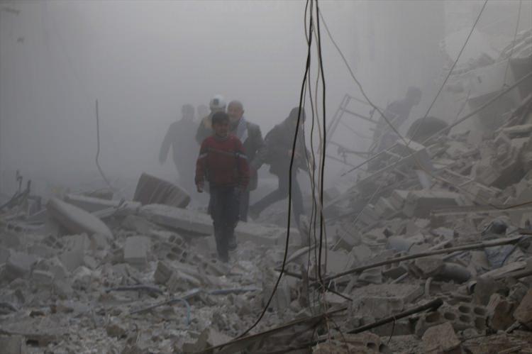 <p>Esed rejimi yüzlerce kişinin hayatını kaybettiği Doğu Guta’da saldırılarına devam ediyor. Suriye’de rejim güçleri önceki gece boyunca Şam’ın Doğu Guta bölgesine hava saldırısı düzenledi.</p>
