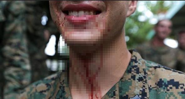 <p>Tayland'da 29 ülkenin katılımıyla düzenlenen 'Cobra Gold 2018' askeri tatbikatında birbirinden ilginç görüntüler vardı. 'Hayatta kalma' dersi alan askerler canlı canlı sürüngenleri yedi, kobra yılanı kanı içti.</p>

<p> </p>
