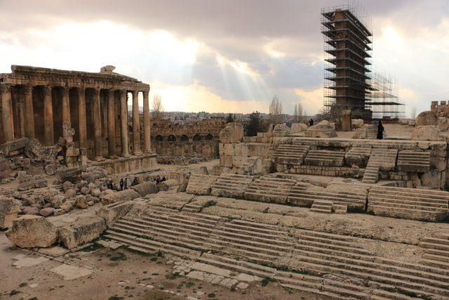 <div><strong>YAKLAŞIK 5 BİN YILLIK TAPINAK ŞEHRİ</strong></div>
<div> </div>
<div>Yaklaşık 5 bin yıllık bir geçmişi olduğu tahmin edilen Baalbek, önce Fenikeliler, sonra Yunanlılar ve daha sonra da Romalılar tarafından kutsal bir mekan olarak kabul edilmiş ve burada önemli eserler inşa edilmiş.</div>