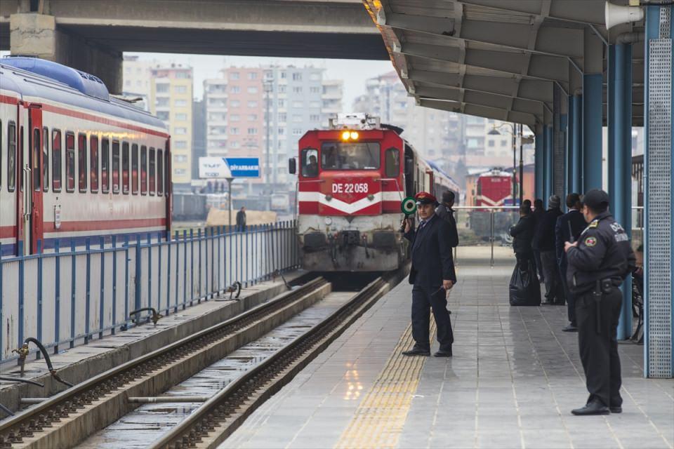 <p>O zamanlardaki trenlerle günümüzdeki trenler arasında çok fark bulunduğuna işaret eden Şimşek, şimdiki trenlerde konfor, güven ve hizmetin daha iyi olduğunu aktardı.</p>
