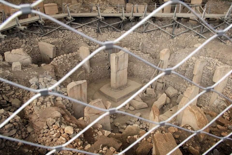 <p>Fakat daha sonra çatı koruma projesi bu tarihlerde bitirilememiş ve açılış defalarca ertelenmişti. Restorasyon çalışmalarının tamamlanmasının ardından Göbeklitepe turistlerin ziyaretine açıldı.</p>

<p> </p>
