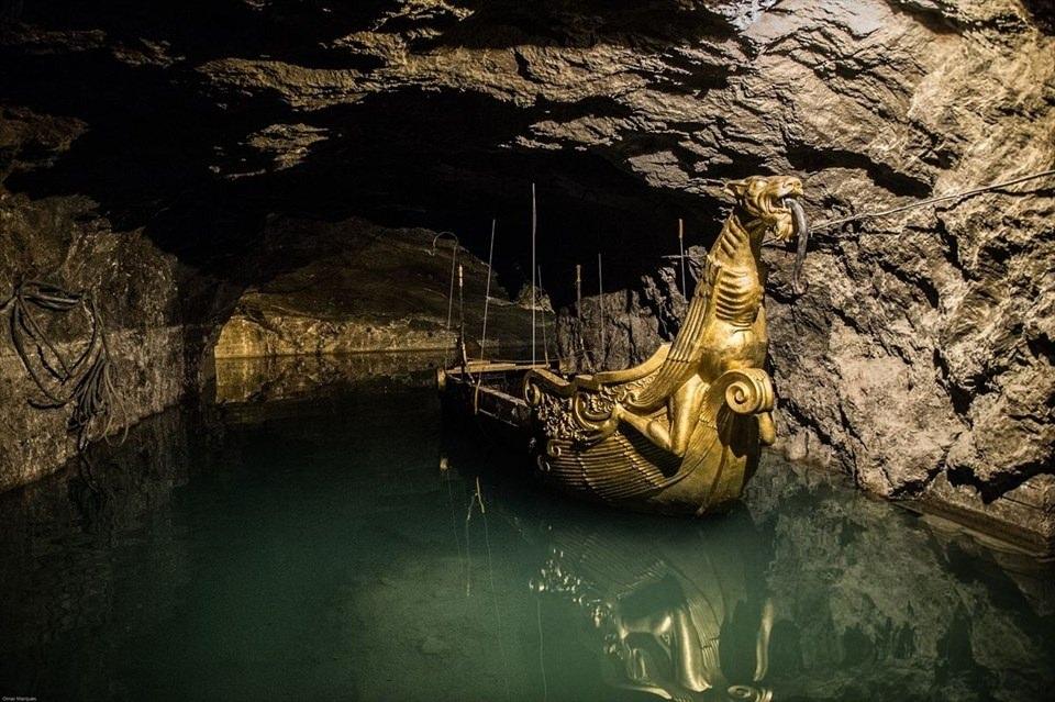 <p>Avrupa'nın en b&uuml;y&uuml;k yeraltı g&ouml;l&uuml; olarak kabul edilen Seegrotte g&ouml;l&uuml;ne yaklaşık 445 metrelik t&uuml;nelden ge&ccedil;ilerek ulaşılıyor.&nbsp;Yery&uuml;z&uuml;n&uuml;n 60 metre aşağısında bulunan g&ouml;l&uuml;n &uuml;zerinde sabit duran, altın yaldızlı ejder başı fig&uuml;rl&uuml; bir tekne sergileniyor.</p>

<p>&nbsp;</p>

<p>&nbsp;</p>
