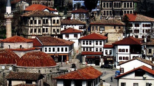 <p><strong>Safranbolu Evleri</strong></p>
<p>Bozulmamış tarihi dokusu ile Osmanlı kent yaşamını günümüze taşıyan Safranbolu Evleri, turistik bakımdan değerli bölgelerimizden biridir. </p>