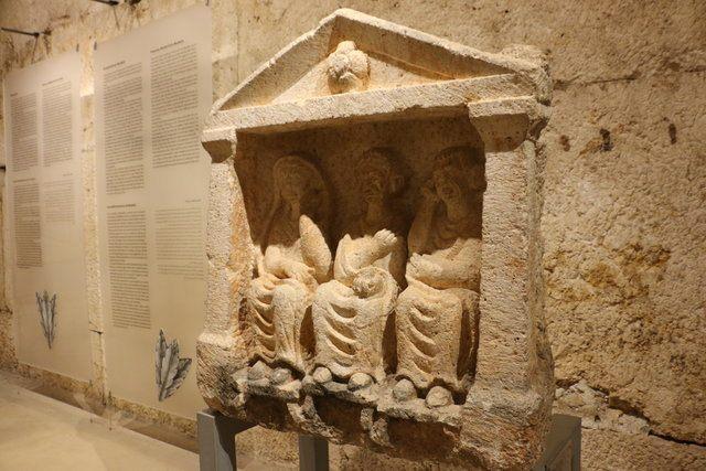 <div><strong>AYASOFYA'NIN TEMELİNDE BAALBEK'TEN GETİRİLEN TAŞ BLOKLAR KULLANILMIŞ</strong></div>
<div> </div>
<div>Araştırmacılara göre, Baalbek şehri önemini yitirdikten sonra buradaki onlarca büyük taş bloğu ve devasa sütunlar, dünyanın farklı bölgelerinde inşa edilen dini merkezlere götürülmüş. Ayasofya'nın temelinde, Baalbek'ten getirilen taş blok ve sütunların kullanıldığı biliniyor.</div>