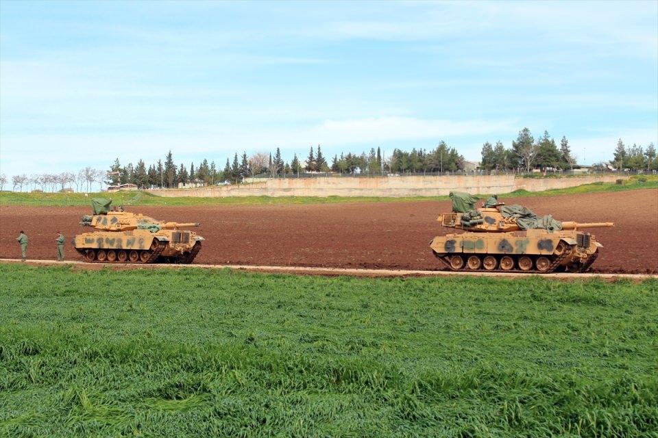 <p>Sınır birliklerine tank, zırhlı personel taşıyıcı ve hafif zırhlı araç sevkiyatı da devam etti.</p>
<p> </p>