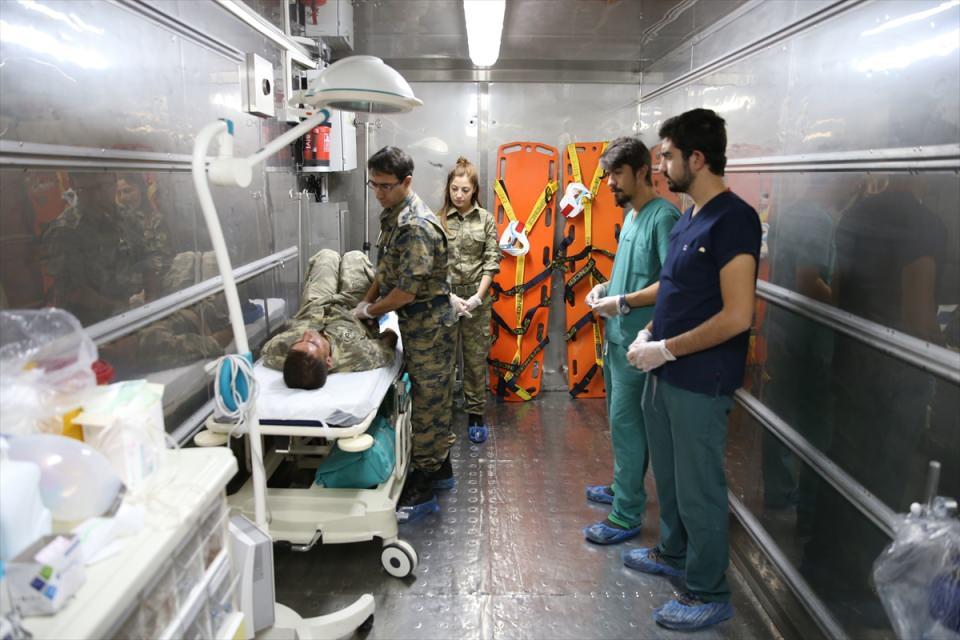 <p>AA ekibince görüntülenen 14 çadır ve 12 konteynerden oluşan seyyar ilk yardım hastanesi, kapasitesi ve sunduğu sağlık hizmetlerine göre "Rol-1" seviyesinde faaliyet gösteriyor. Hastane, harekat bölgesindeki askeri sağlık personeli tarafından verilen "Rol-1" sağlık hizmeti desteği ile "Rol-3" seviyesinde hizmet veren Hatay Devlet Hastanesi arasında hasta/yaralı tahliye ve tedavisi anlamında köprü vazifesi görüyor.</p>
<p> </p>