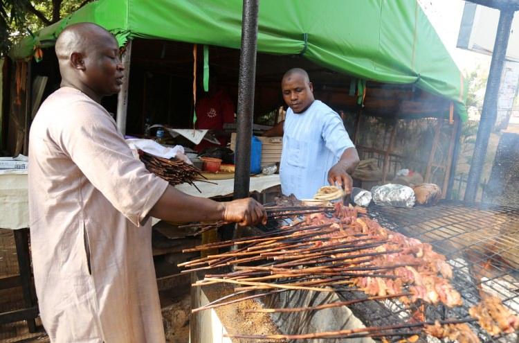 <p>Nijerya'nın en popüler yemekleri sıralamasında, mangalda acı baharat eklenerek pişirilen ve  çöp şişi andıran "suya" ilk sırada geliyor.</p>

<p> </p>
