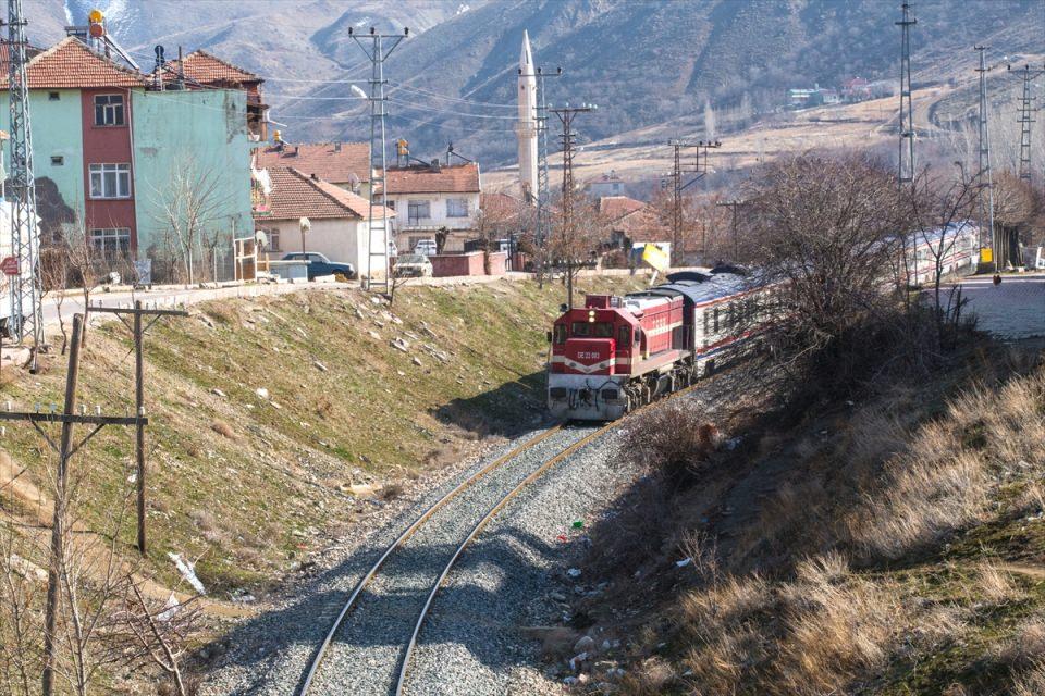 <p>Ekspresin yıllık 10 bin ile 15 bin arasında yolcu taşıdığını ifade eden Yıldırım, "Kurtalan Ekspresi'nin bölgemiz taşımacılığı açısından büyük önemi var. Kurtalan ilçemiz, Kurtalan Ekspresi ile anılmaktadır. Geçmişte Kurtalan Ekspresi'nin de işlendiği filmler çekilmiştir. Bölgemize katkısı devam etmektedir." diye konuştu.</p>