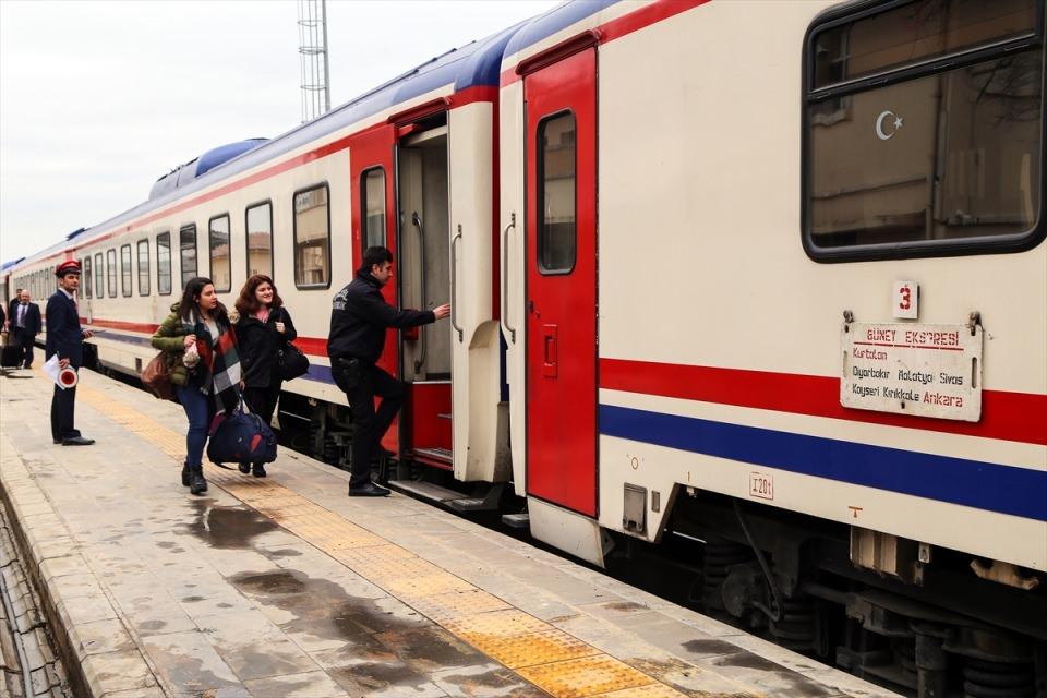 <p>Kurtalan Ekspresiyle yolculuk çok güzel oluyor. Bölge insanı bizlere çok iyi davranıyor, samimi yaklaşıyorlar. İnsanlar sularını, yiyeceklerini bizimle paylaşıyorlar." ifadelerini kullandı.</p>