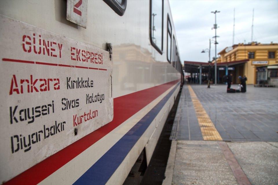 <p>Şimdilerde ise yolcular treni daha çok rahatlık için tercih ediyor. Trenlerin restoranı var, yataklı bölümü var. Kişi rahat bir yolculuk yapmak istiyorsa treni tercih ediyor. Trenin gittiği yerde huzur ve refah olur. Bir yerde ulaşım kolay olunca yatırımcılar oraya yönelir. Bir yerde tren varsa orada kalkınma var demektir. Demir yolları ülkelerin can damarlarıdır."</p>
