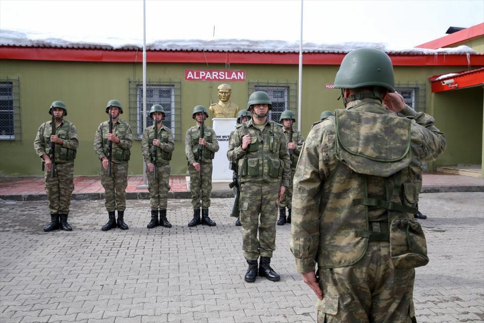 <p><strong>"Hudut bir milletin namus ve şerefidir"</strong></p>

<p>2. Hudut Bölük Komutanı Yüzbaşı İmdat Erdoğan, AA muhabirine, karakolun ilçe merkezine 32, İran'a ise 6 kilometre mesafede olduğuna dikkati çekti.</p>
