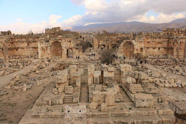 <p><strong>DÜNYANIN EN GÖRKEMLİ TAPINAK ŞEHRİ "BAALBEK"</strong></p>

<p>Sami ırkından Akdenizli bir kavim olan Fenike ve Roma inanç kültürlerinin iç içe geçmesiyle oluşan ve uzmanlarca "Dünyanın en görkemli tapınak şehri" olarak kabul edilen Baalbek kenti birçok medeniyete ev sahipliği yaptı.</p>
