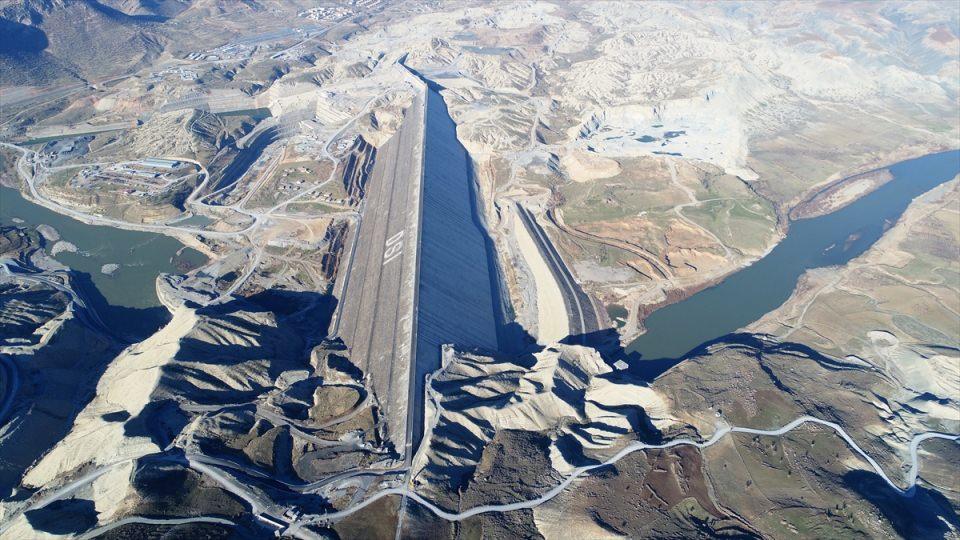 <p>Daha önce sallarla geçilen Dicle Nehri artık köprü ile geçilmektedir. İnşaat kapsamında yine Batman-Siirt-Şırnak ve Diyarbakır'a bağlı köylerde de 237 kilometre asfalt kaplı yol yapılmaktadır. Böylece baraj etrafındaki köylerin ulaşımı daha kolay ve modern hale getirilmektedir."</p>