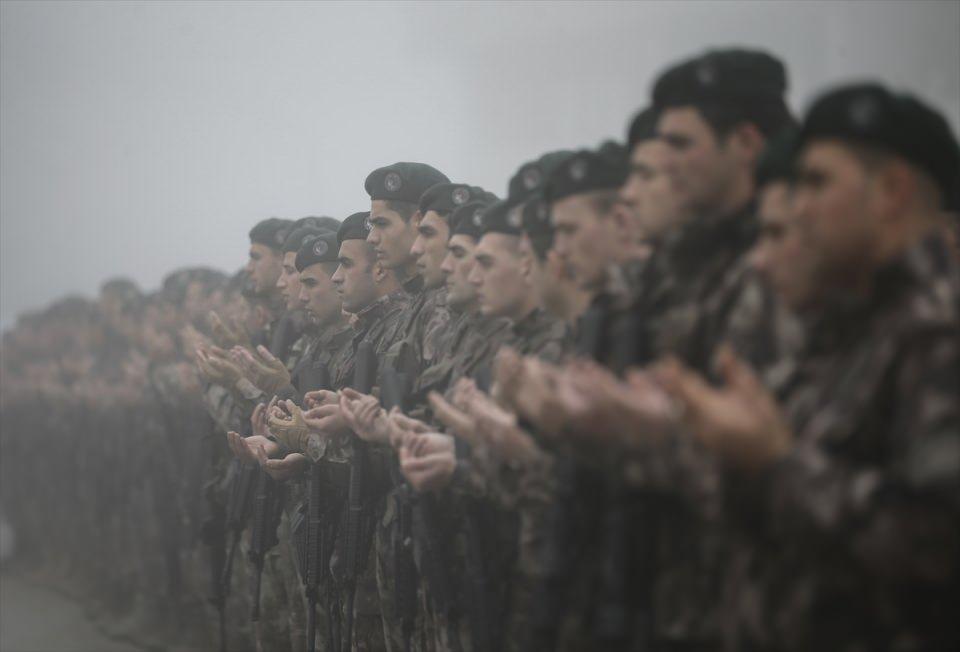 <p>Özel Harekat Başkanı Selami Türker, burada yaptığı konuşmada, Allah'ın kendilerine Afrin'deki mücadelede nefer olarak görev nasip etmesinden duyduğu bahtiyarlığı dile getirdi.</p>

<p> </p>
