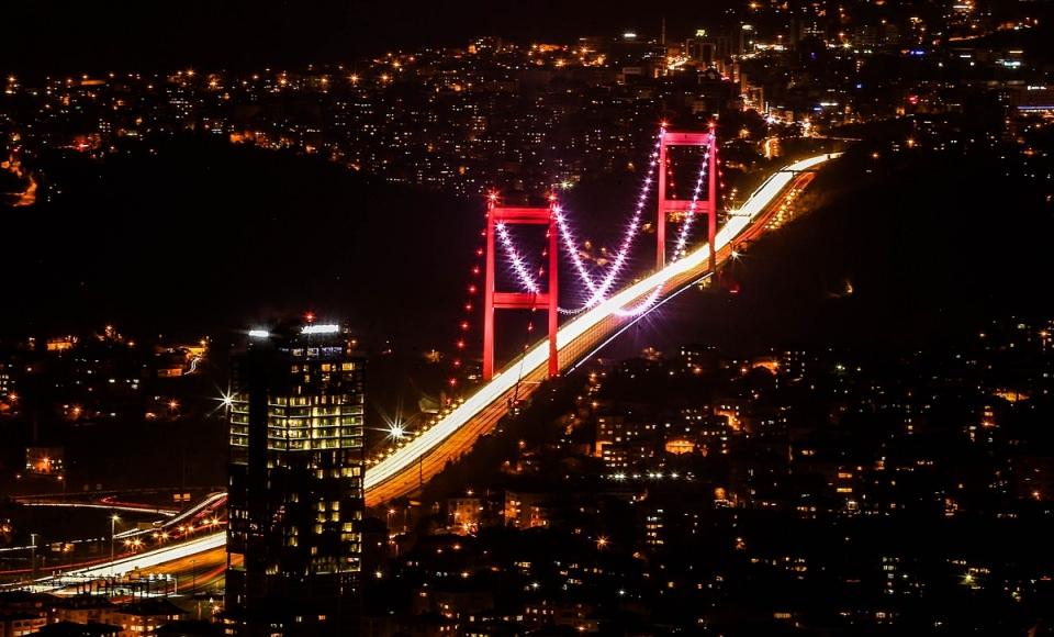 <p>İstanbul'un Levent semtinde bulunan Sapphire binası 261 metre yüksekliğiyle kentin en yüksek binası durumunda bulunuyor. Terasından doyumsuz İstanbul manzarası sunan binadan yükselen gökdelenler ve 15 Temmuz Şehitler Köprüsü görülüyor.</p>

<p> </p>
