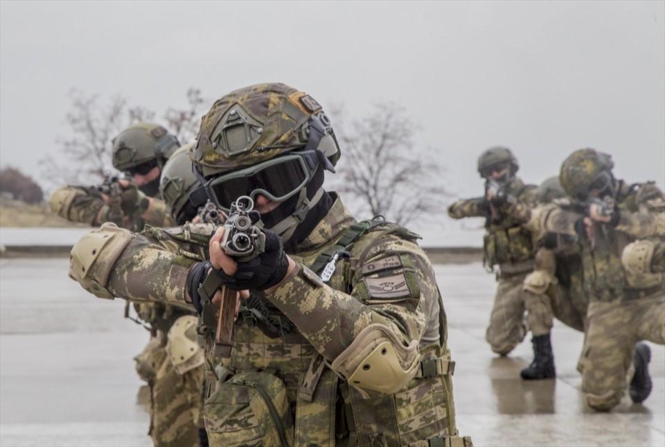 <p> Şırnak Çakırsöğüt Jandarma Komando Tugay Komutanlığı terör örgütü PKK'ya karşı yürüttüğü etkin mücadele ile gece gündüz demeden her türlü şartta bölgenin güvenliğini tesis ediyor.</p>
