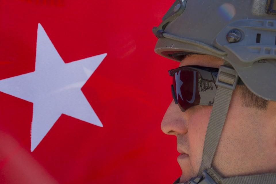 <p>Kurulduğu 1996 yılından bu yana Doğu ve Güneydoğu Anadolu bölgelerinde terör örgütü PKK'ya karşı amansız mücadele yürüten Çakırsöğüt Jandarma Komando Tugay Komutanlığı, zorlu coğrafyada tam teçhizatla ve devletin sağladığı imkanlarla teröristlerin korkulu rüyası oldu.</p>
