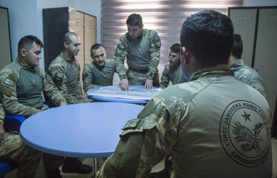 <p>Kentte kritik öneme sahip üs bölgelerinde nöbet tutan komandolar her türlü hava ve arazi şartlarında düzenlenen terör operasyonlarında görevlerini başarıyla yerine getiriyor.</p>