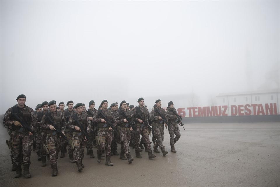 <p>Törenin ardından aileleri ve meslektaşlarıyla vedalaşan polisler, Afrin bölgesine gitmek üzere yola çıktı. </p>

<p> </p>
