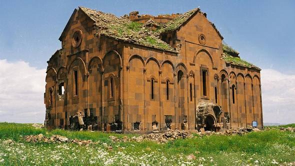 <p><strong>Ani Harabeleri </strong></p>

<p>Türkiye-Ermenistan sınırındaki Arapaçay, nehri kenarından bulunan Ani Harabeleri UNESCO Dünya Mirası Geçici Listesi'nde yer alıyor. Çeşitli kilise kalıntılarından oluşan harabeler adeta bir görsel şölen oluşturuyor. </p>
