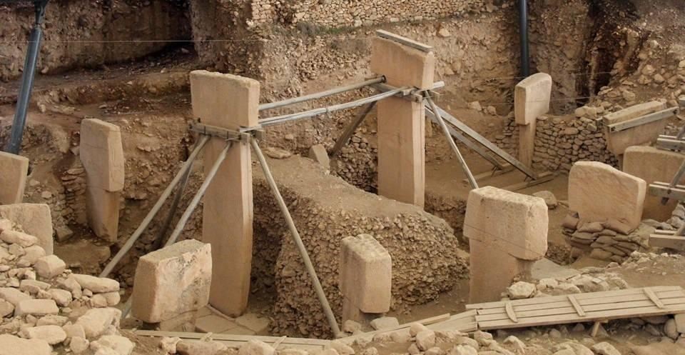 <p>Kültür ve Turizm Bakanlığı, Göbeklitepe'nin çatı örtüsü ve canlandırma merkezi yapımı nedeniyle 13 Haziran 2016- 31 Aralık 2016 tarihleri arasında ziyarete kapalı olacağını duyurmuştu.</p>

<p> </p>
