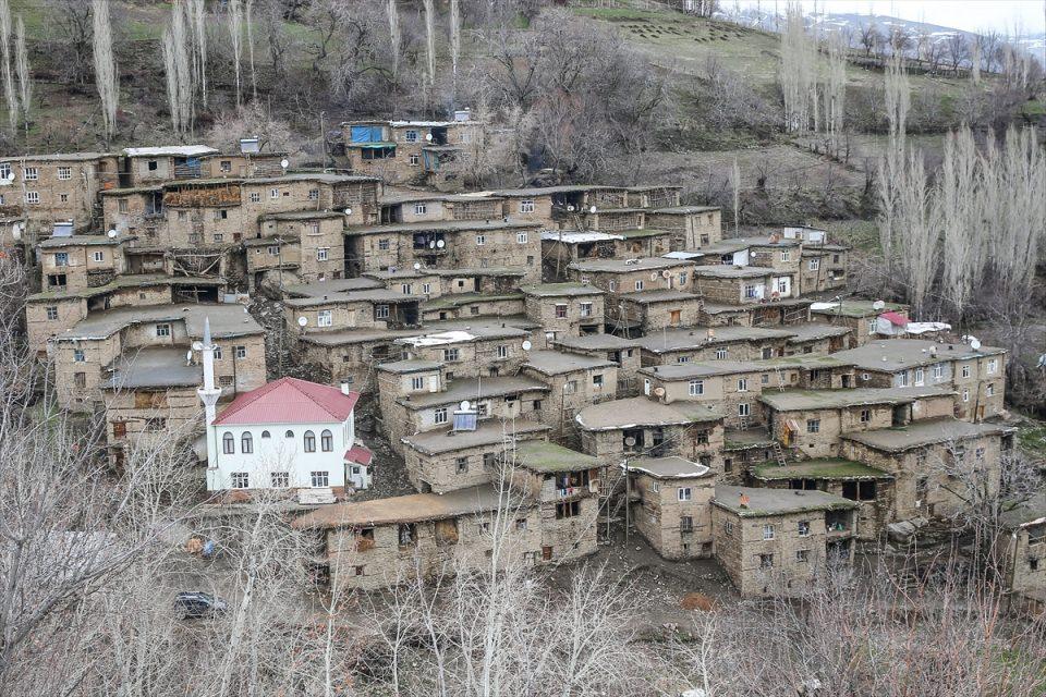 <p>Bitlis'in Hizan ilçesine bağlı köylerin çoğu, derin vadiler arasında yamaçlara kurulu çok katlı tarihi taş evlerden oluşuyor. </p>

<p> </p>
