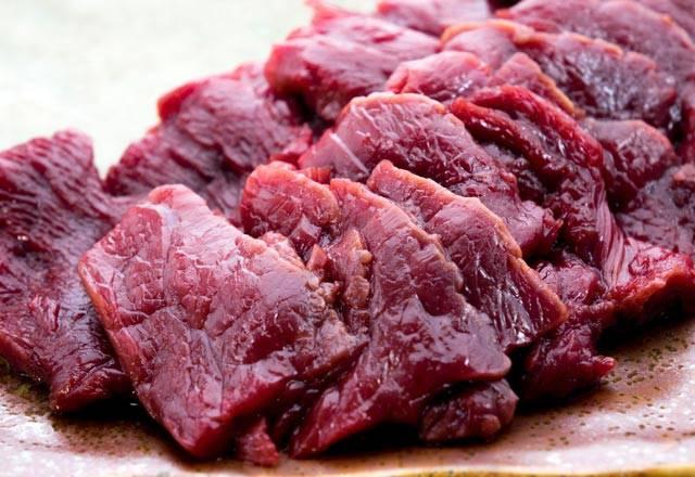 <p>Bunu anlamanın en kolay yollarından biri etlerin rengine bakmaktır. Eğer etin rengi ciğeri andıracak kadar koyu renkse bu et at etidir. Çünkü dana eti kan kırmızı renkte olur.</p>
