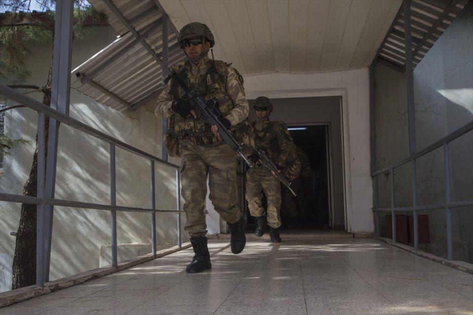 <p>Belirlenen hedeflere yapılan atışların ardından araziye çıkan komandolar, arazide arama faaliyetini gerçekleştiriyor.</p>