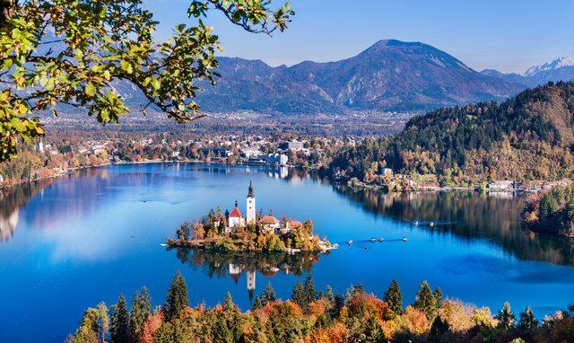 <p>Slovenya'nın başkenti Lubliyana'dan yaklaşık saatlik bir araba yolculuğuyla ulaşabileceğiniz Bled Gölü ve gölün ortasındaki Bled Adası, doğasıyla büyülüyor.</p>

<p> </p>
