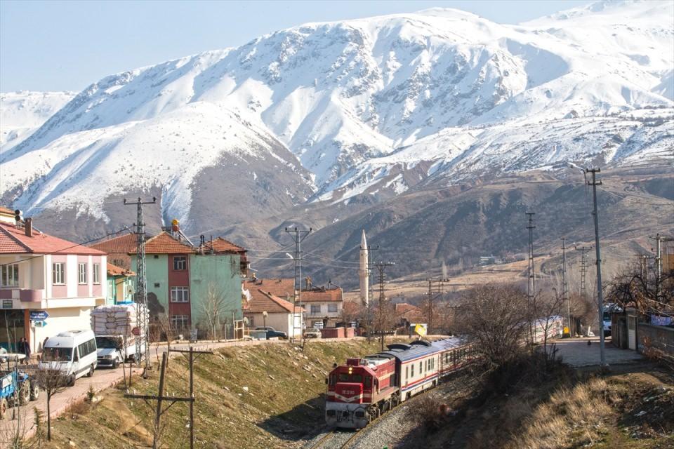 <p>Trende yataklı, örtülü kuşetli ve pulman tipi vagonların yanı sıra restoran da bulunduğunu aktaran Yıldırım, seferlerin pazartesi, çarşamba, cuma, cumartesi ve pazar günleri gerçekleştirildiğini kaydetti.</p>