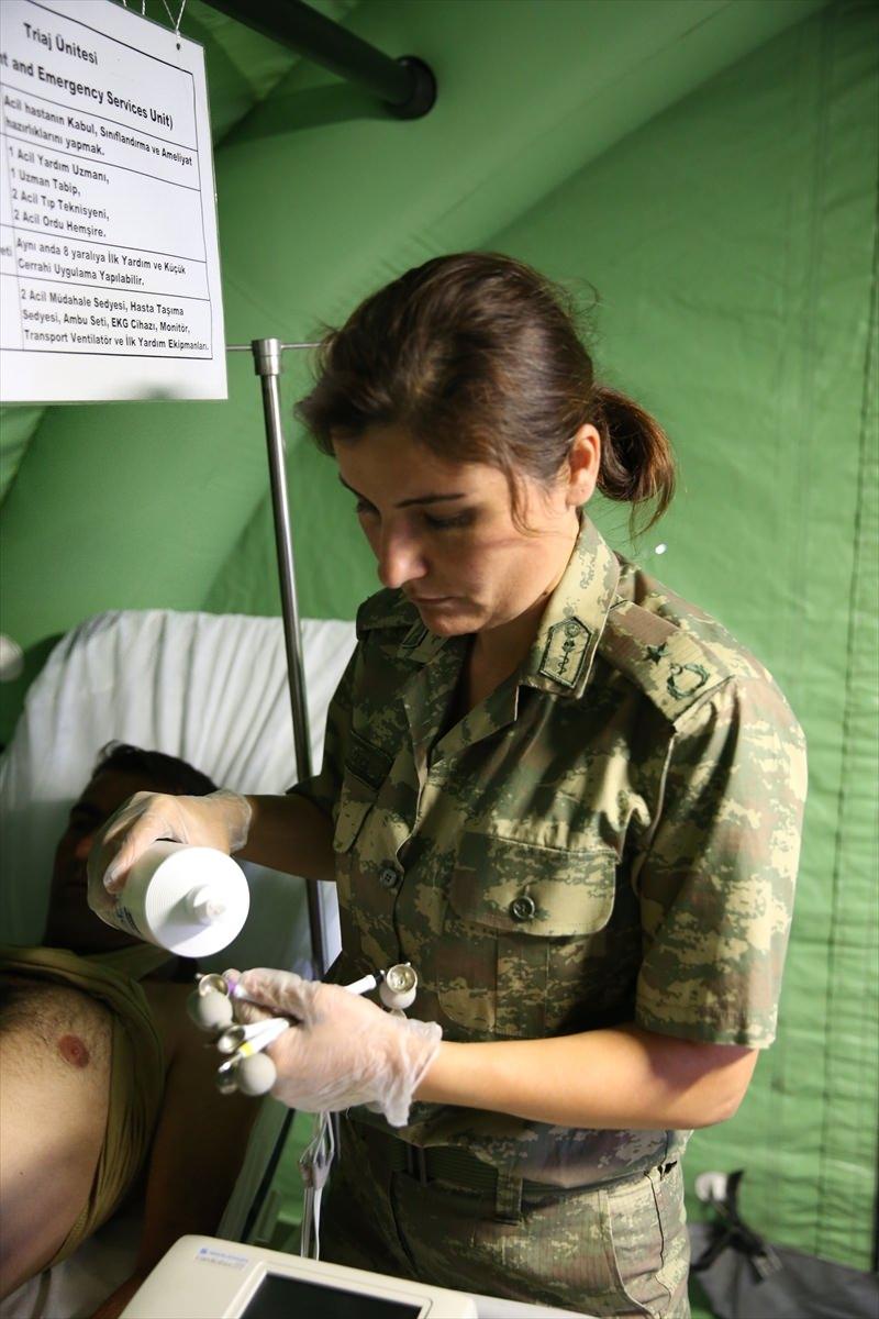 <p><strong> Aynı anda 8 kişiye küçük cerrahi hizmeti</strong></p>
<p>Ameliyathane, yoğun bakım, eczane, laboratuvar, sterilizasyon, triaj, radyoloji bölümleri, su deposu ve jeneratörlerin yer aldığı seyyar hastanede, aynı anda 8 hasta/yaralıya ilk yardım ve küçük cerrahi uygulanabilirken, yine aynı anda iki yaralıya genel anestezi altında acil ameliyat, röntgen çekimi ve bir yaralıya ultrasonografi hizmeti verilebiliyor.</p>