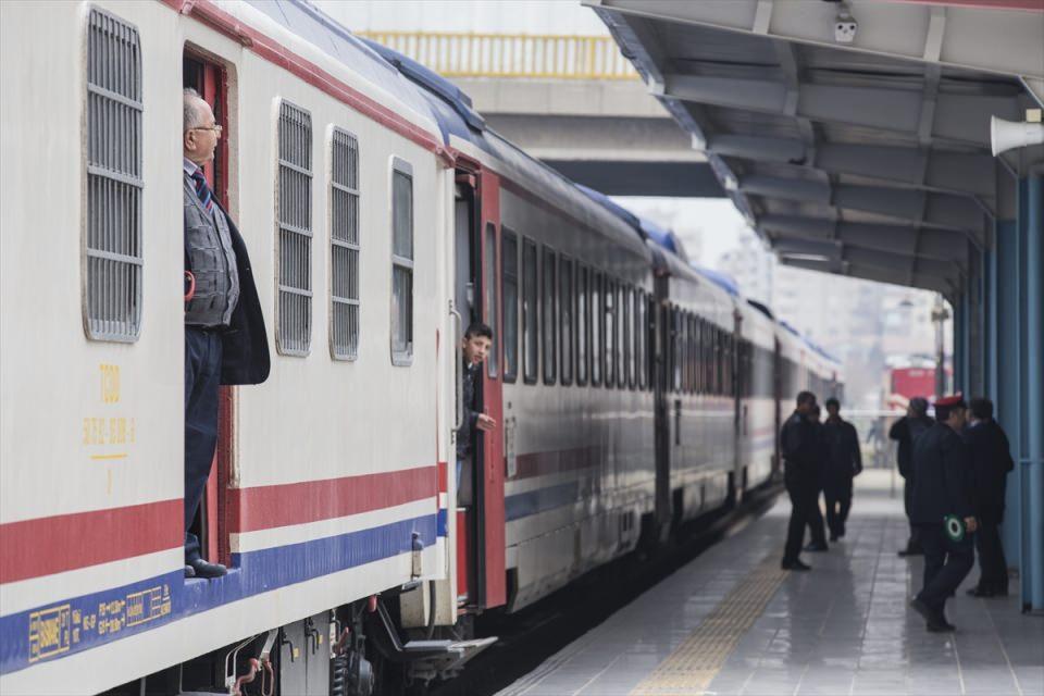 <p><strong>Şimşek, Kurtalan'ın son durak olduğunu dile getirerek, şunları kaydetti:</strong></p>
<p>"Son duraktı Kurtalan, oradan öteye demiryolları çalışmıyordu. Karayolları da şimdiki gibi işlek değildi. Bitlis, Tatvan buraların da yolcusunu taşırdık. O dönemlerde yolcu çoktu ama tercih ettikleri için değil başka ulaşım imkanı olmadığından. </p>