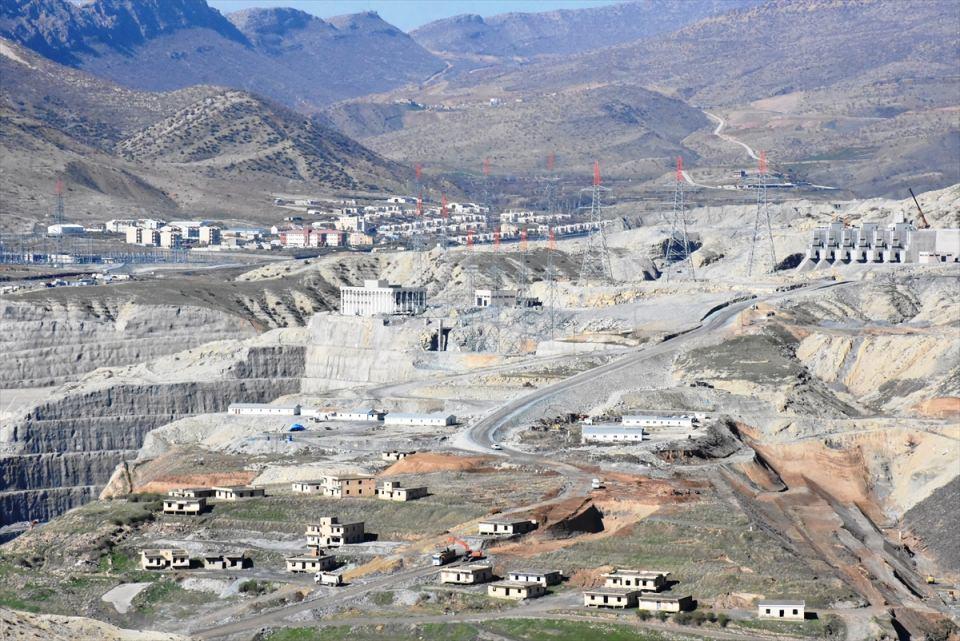 <p>Ilısu Barajı aynı zamanda Cizre Barajı'nın yapımına da imkan sağlayacak. Ilısu Barajı tamamlandığında 500 bini aşkın dekar, her iki baraj tamamlandığında ise 1 milyon 200 bin dekar arazi sulamaya açılacak.</p>
