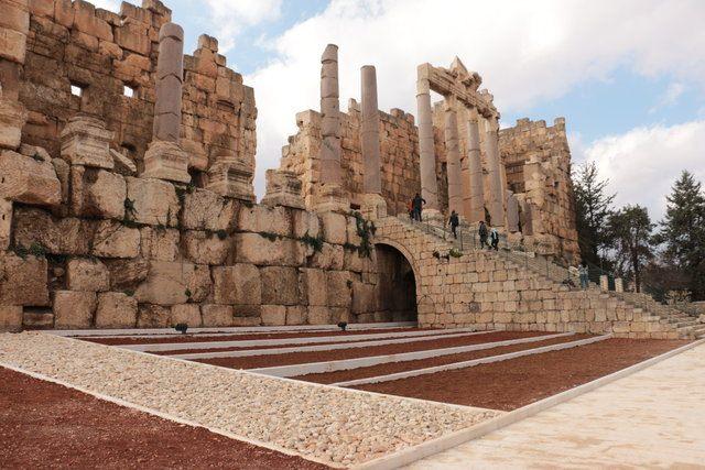 <div>Yaklaşık 2 bin tonluk işlenmiş taşları ve devasa sütunlarıyla, zamanının en önemli tapınak şehri Baalbek, tarihten günümüze uzanan tüm gizemli kalıntılarıyla günümüze ulaşmış.</div>
<div> </div>