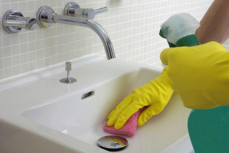<p>Lavaboların temizlenmesi için kullanılan en iyi yöntem krem temizleyicilerdir. Mutfakta kullandığınız bulaşık süngerlerinden birini alarak krem temizleyici ile ovalayın. Bu işlemi musluklar içinde yapın. Daha sonra su ile durulayın.</p>
