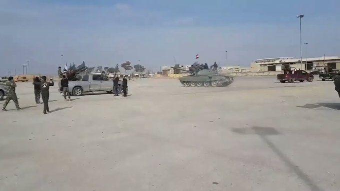 <p>Afrin'e ilerlemeye çalışan rejim yanlısı terörist gruplar, uyarı amaçlı topçu atışı üzerine kente yaklaşık 10 km kala geri çekildi,</p>
