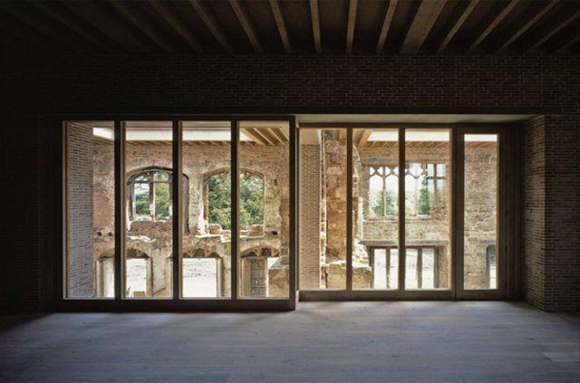 <p>G&uuml;neş ışığından yararlanılabilecek şekilde yapılan evde kalenin tarihi yapısını bozacak bir detay bulunmuyor.</p>

<p>&nbsp;</p>
